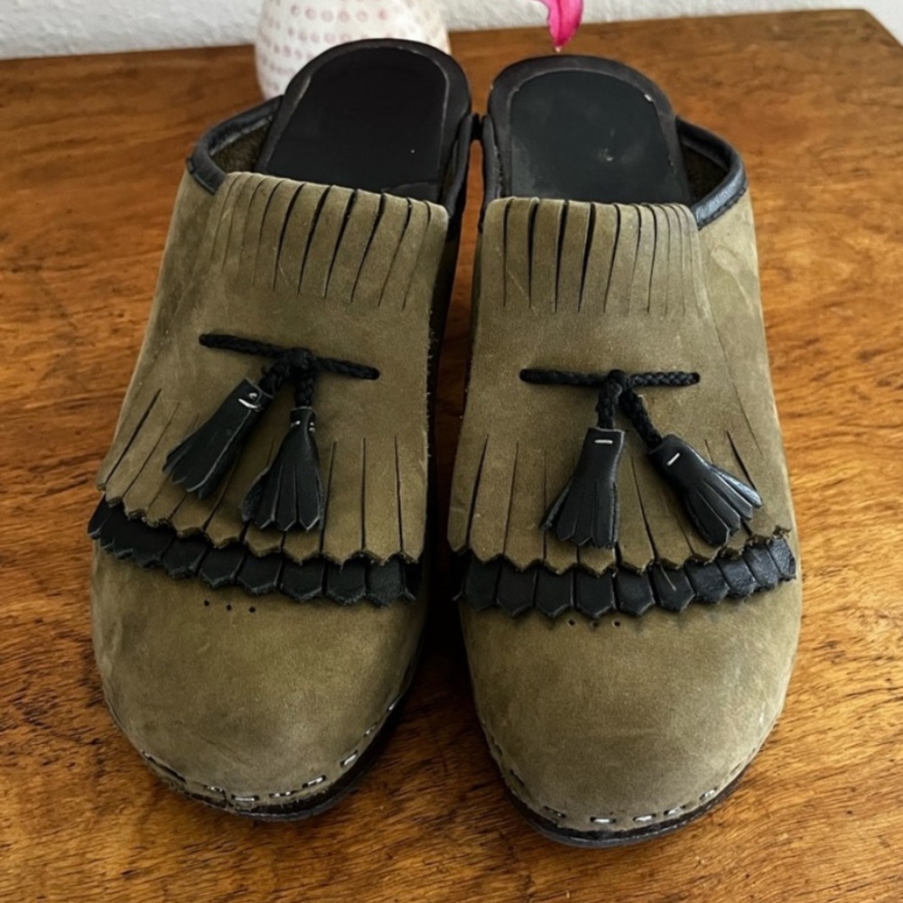 Wooden high heel
No. 6 Store size 36. Please see their size chart more info
